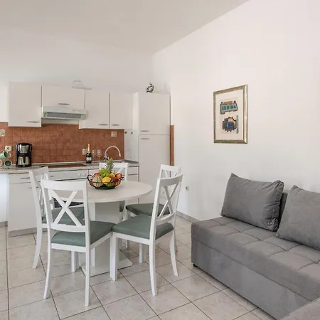 2 Bedroom Awesome In Labin * Nedeščina