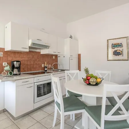2 Bedroom Awesome In Labin Vakantiehuis
